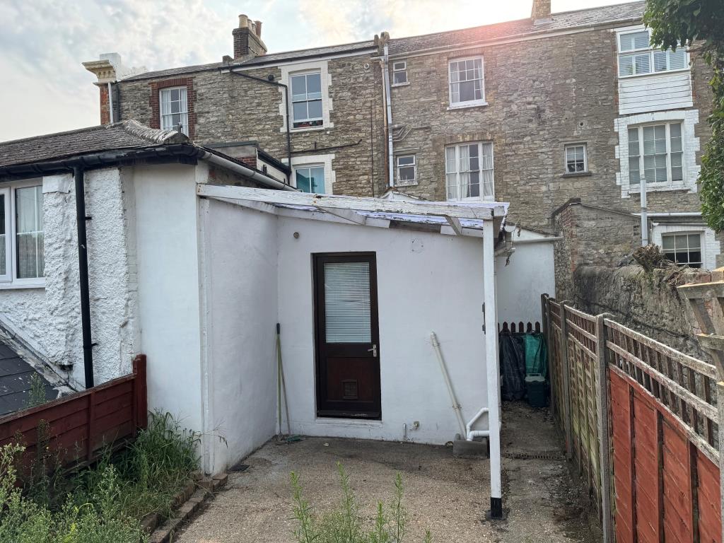 Lot: 26 - TWO-BEDROOM TOWN CENTRE GARDEN FLAT - Rear Entrance